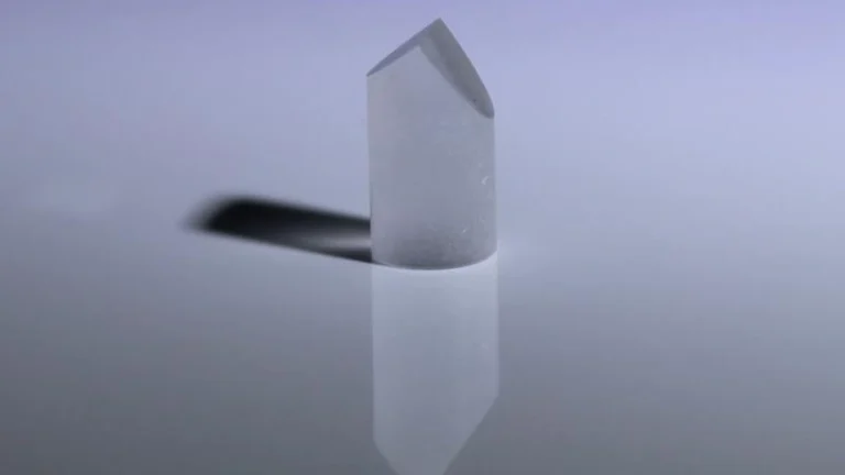 Prismatic Sapphire Structures cut