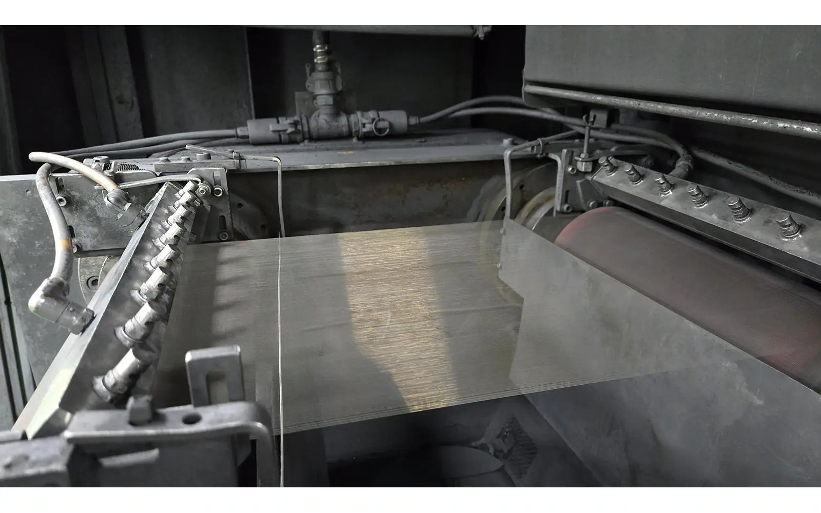 Wafering cutting chamber inside a wire saw