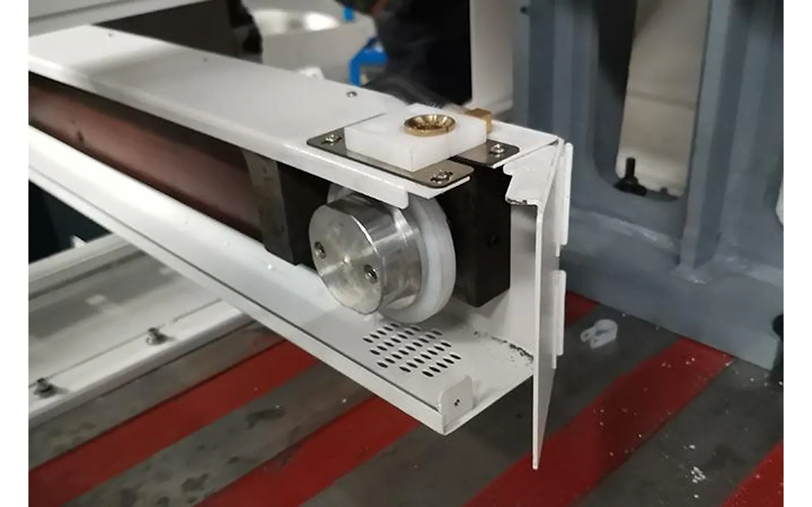 Cutting equipment and workpiece support close-up