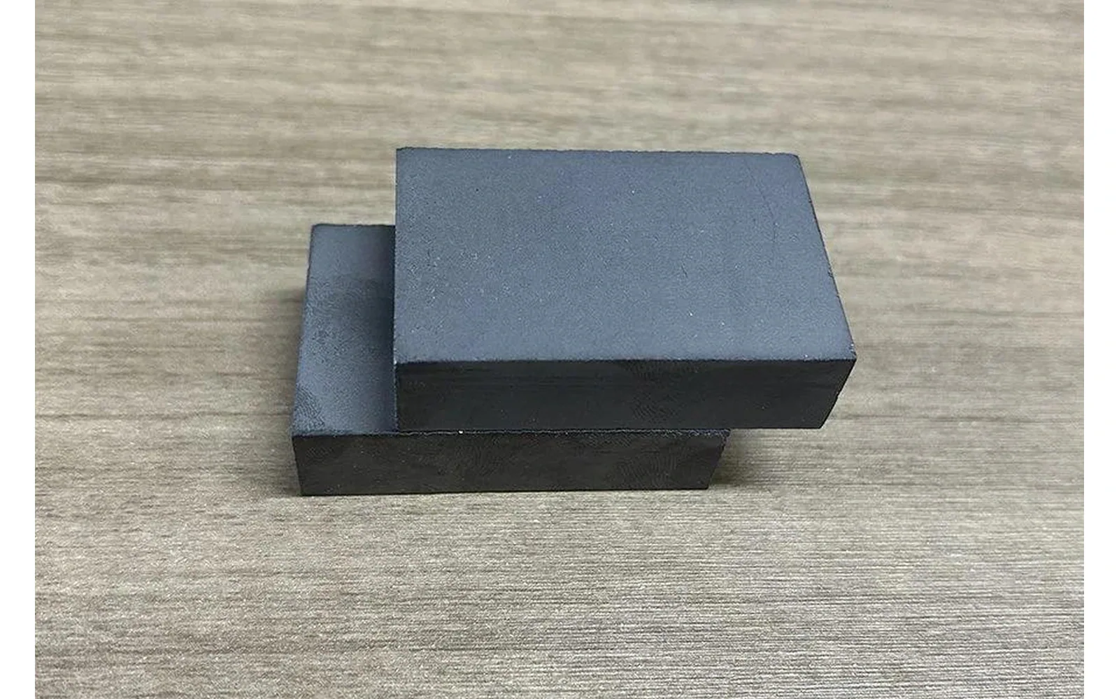 Deux échantillons de stock rectangulaires sombres