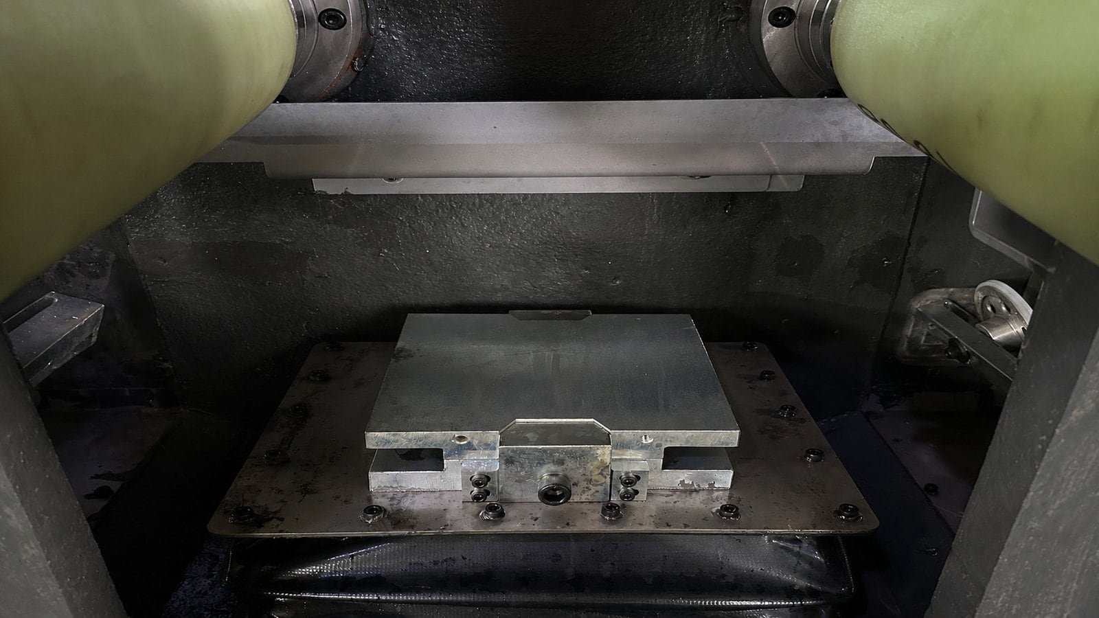 Workholding fixture inside the SOM200 multi wire saw